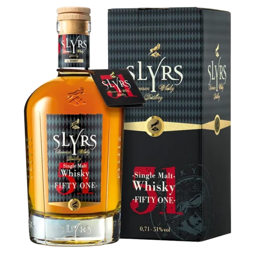 SLYRS Fifty One: kraftvoller bayerischer Single Malt mit Karamell, Trockenfrüchten und Eiche. Jetzt bei Ad Fundum.