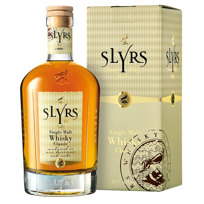 SLYRS Classic Single Malt (700 ml, 43%): frisse appel, zachte eik. Direct beschikbaar bij Slijterij Ad Fundum in Elten. 